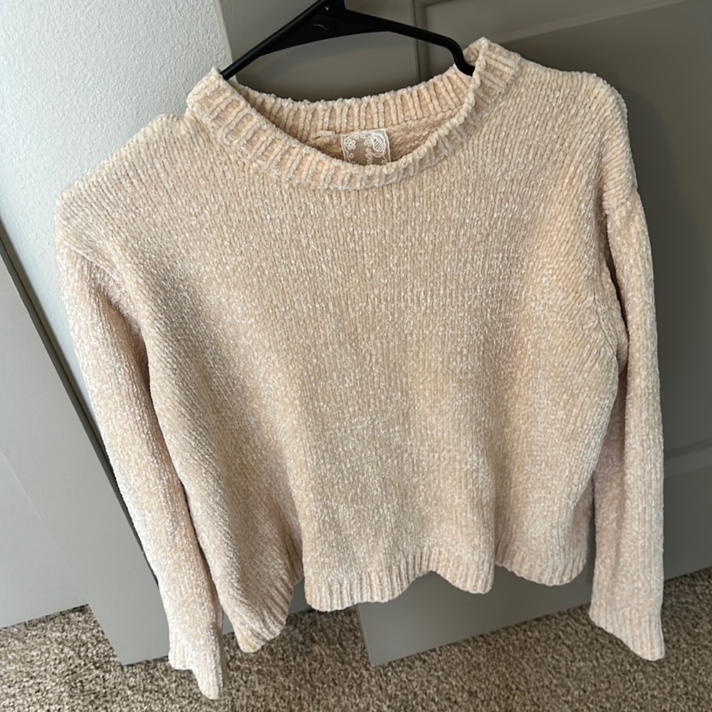 Cute soft white cream sweater! Only worn once!